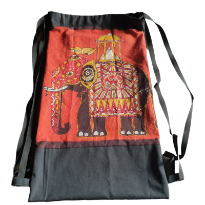 Handgemaakte rugzak batik olifant rode achtergrond 